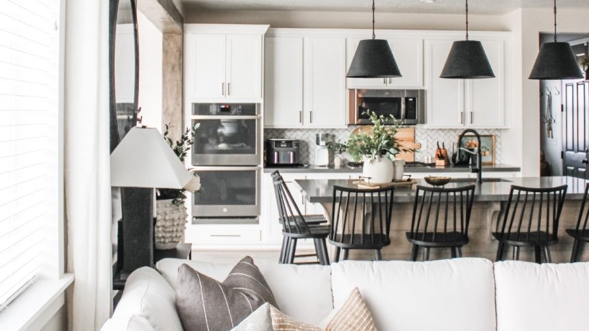 Get the inside Scoop on Nicole Francis and Her Astonishing Faux Farmhouse